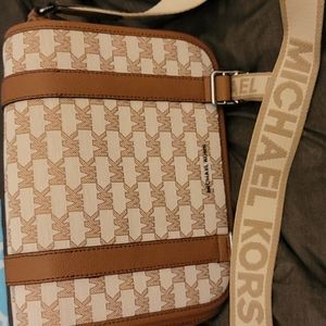 Michael kors cross bag.